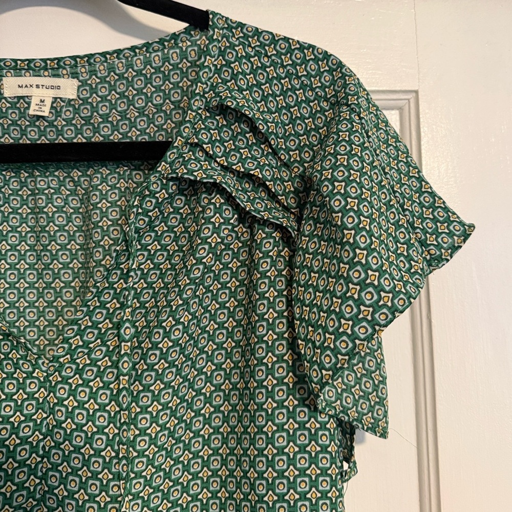 ☀️ Max Studio Green Patterned Ruffle Detail Blouse - Picture 3 of 6